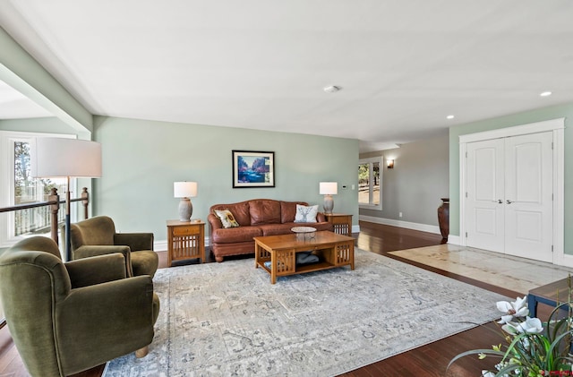 living area featuring lofted ceiling, recessed lighting, baseboards, and wood finished floors