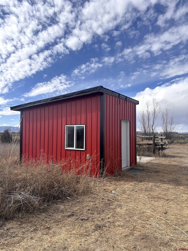 view of outdoor structure with an outbuilding