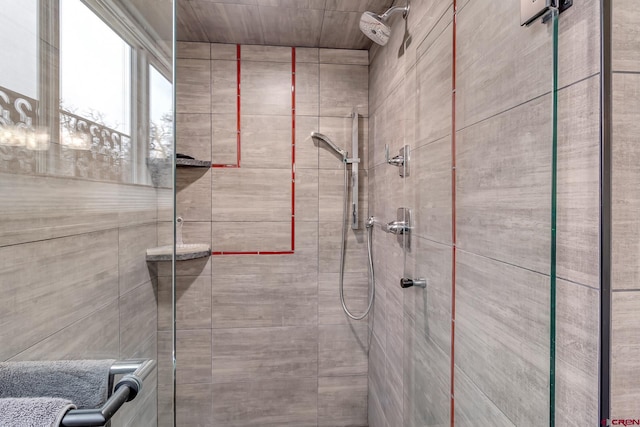 bathroom featuring a tile shower