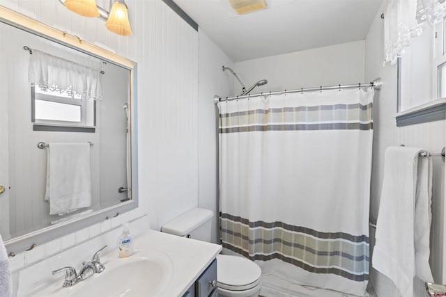 bathroom with a shower with shower curtain, vanity, and toilet