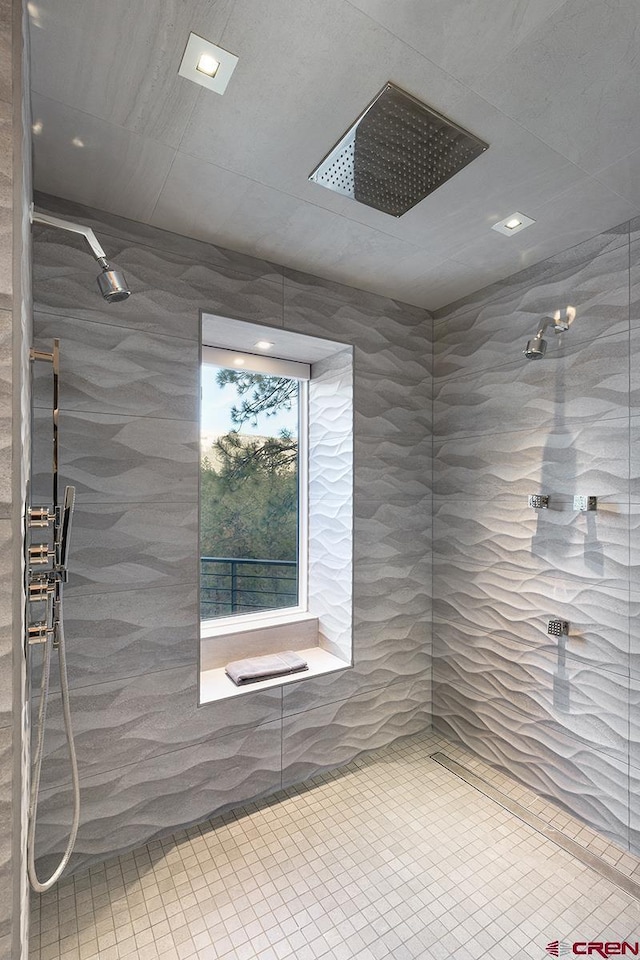 full bathroom featuring tiled shower