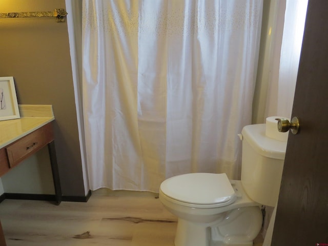 full bath featuring a shower with curtain and toilet