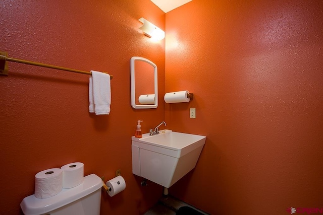 bathroom featuring a sink and toilet