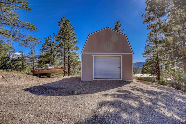 detached garage featuring gravel driveway