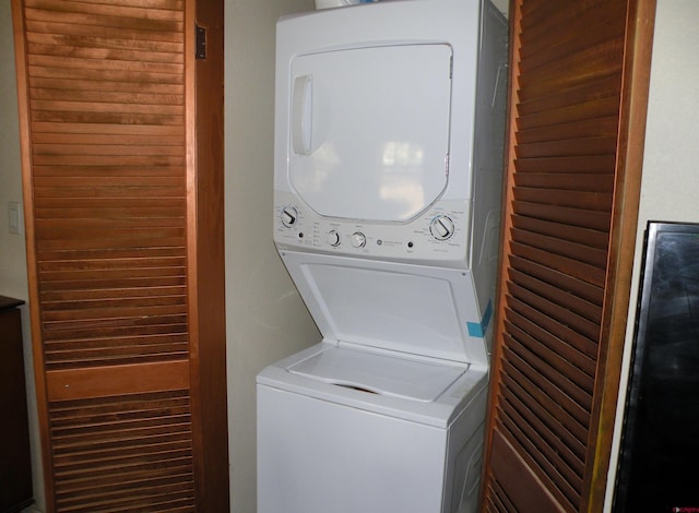 laundry area with laundry area and stacked washer / dryer