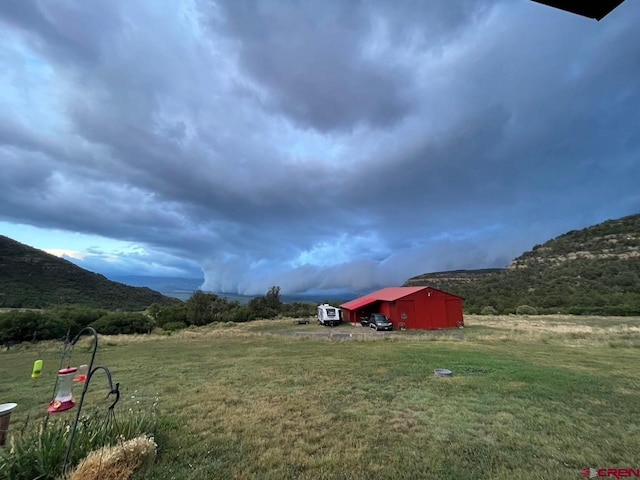 view of yard with an outbuilding and a mountain view