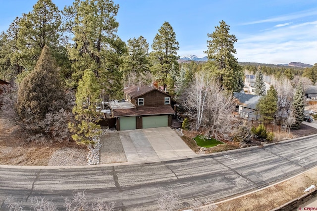 view of front of property with driveway