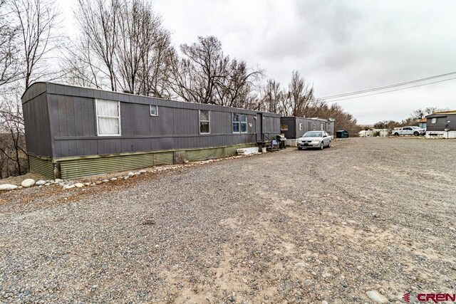 manufactured / mobile home featuring driveway