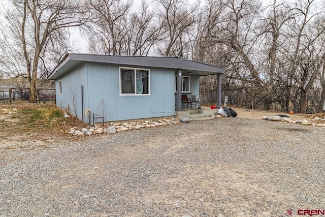 view of front facade featuring a porch and driveway