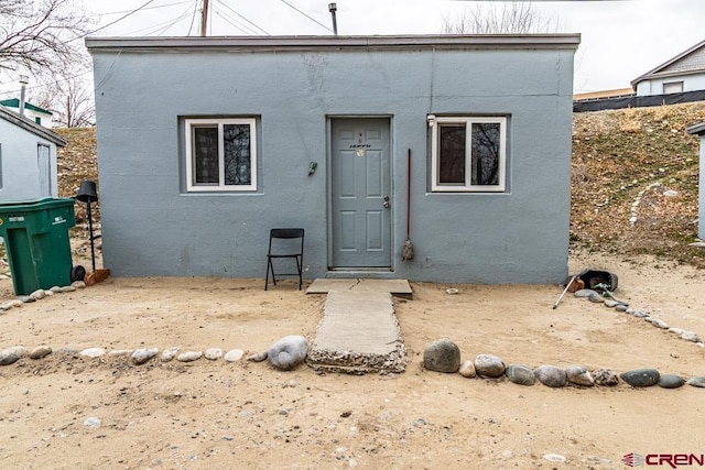 view of front facade featuring stucco siding