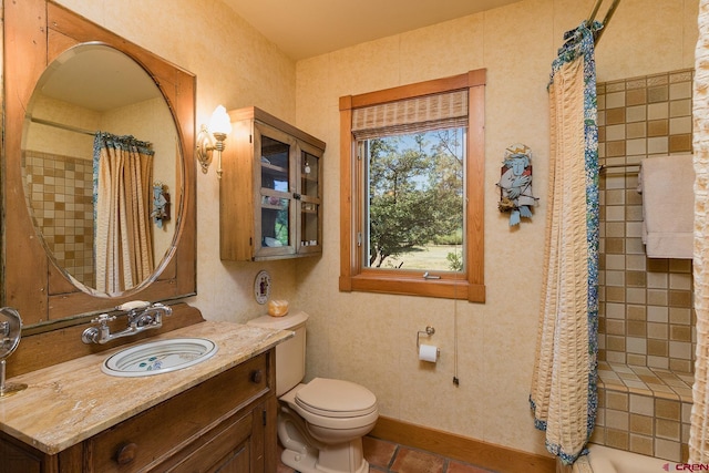 full bath with curtained shower, toilet, vanity, and baseboards