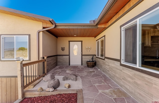 property entrance featuring stucco siding