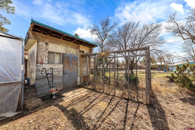 view of yard with an outbuilding and fence