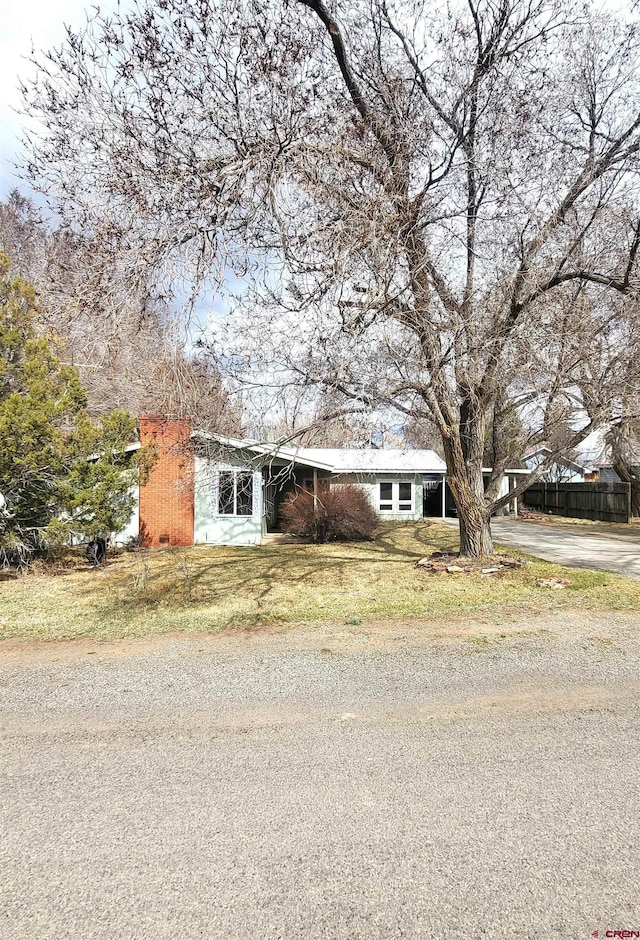 view of front of property featuring driveway and a front lawn