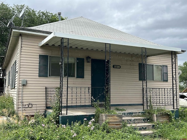 view of front of house featuring covered porch