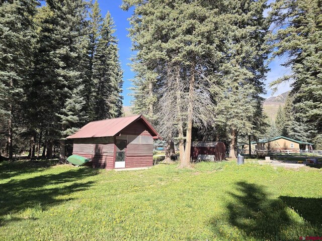 view of yard featuring an outbuilding and a storage shed