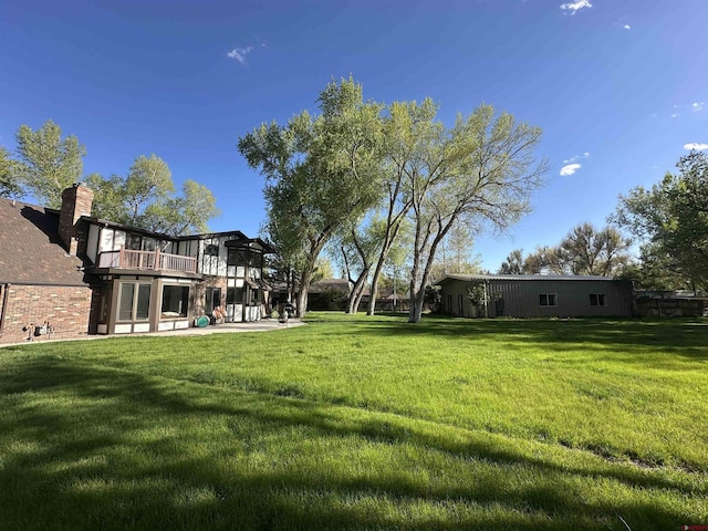 6 Mountain View Pl, Alamosa, CO 81101 - view of green lawn featuring a patio and a deck