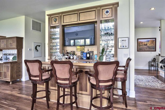 3575 E Rd, Palisade, CO 81526 - bar with visible vents, a bar, baseboards, and dark wood-style flooring