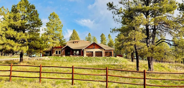view of front facade featuring fence and a garage