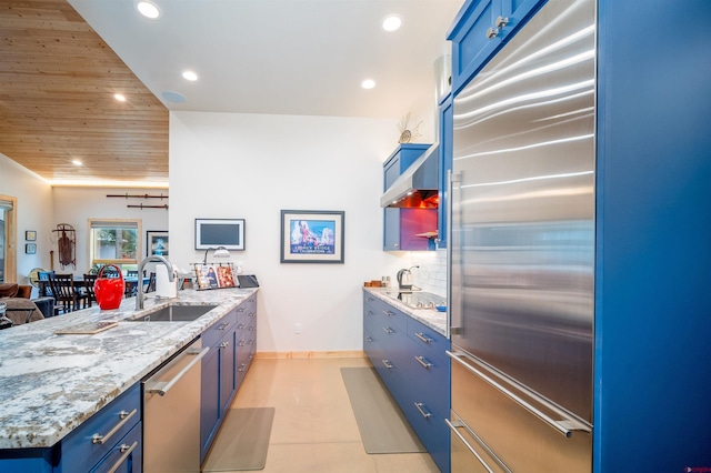 kitchen featuring a sink, stainless steel appliances, a peninsula, recessed lighting, and blue cabinets