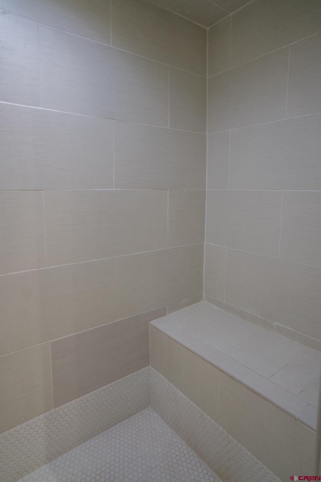 bathroom featuring a tile shower