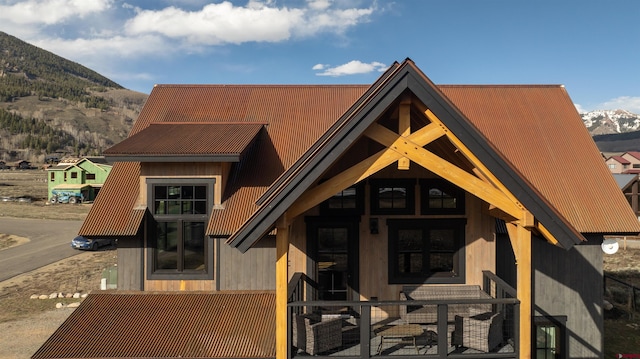 view of front of house featuring a mountain view