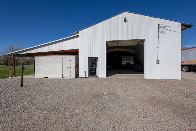 view of pole building featuring dirt driveway
