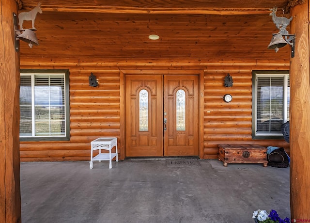 doorway to property with covered porch