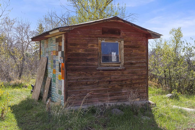 view of outdoor structure featuring an outbuilding