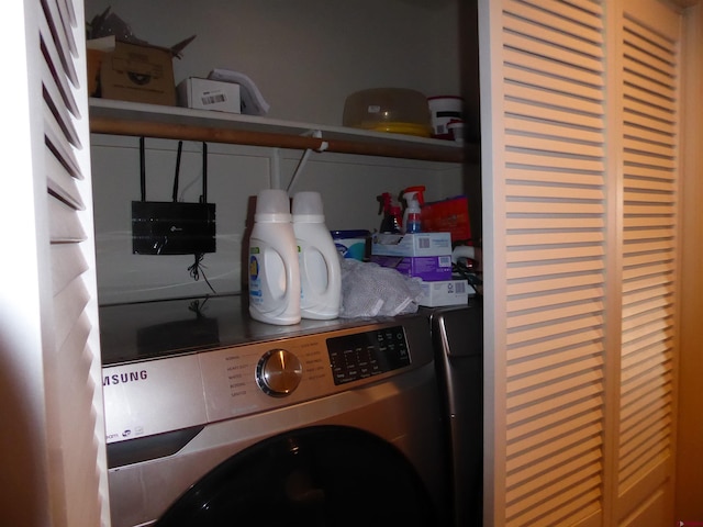 washroom featuring washing machine and dryer and laundry area
