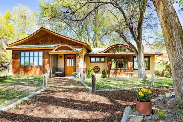 view of front of house featuring a front yard
