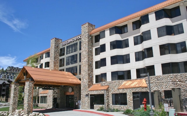 view of apartment building / complex