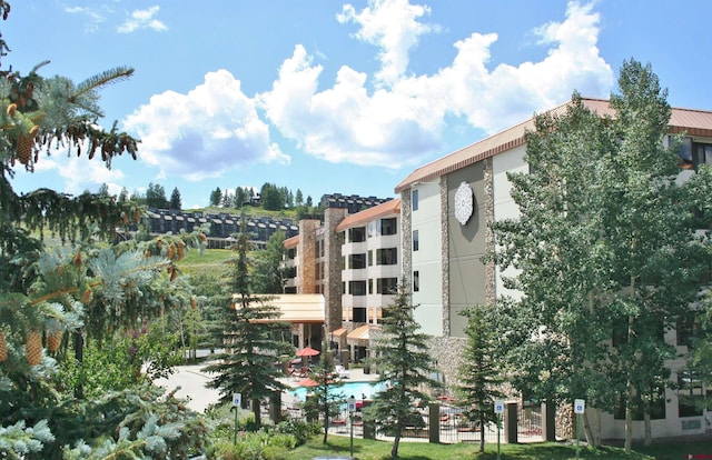 view of apartment building / complex