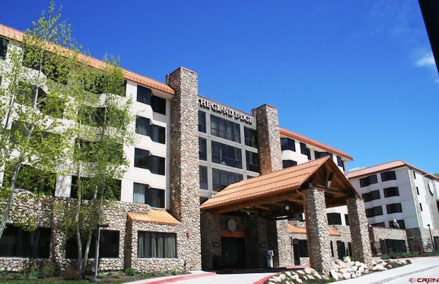 view of apartment building / complex
