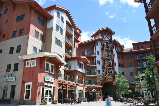 view of apartment building / complex