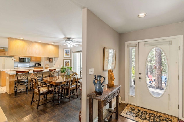 foyer with dark wood finished floors, recessed lighting, and ceiling fan