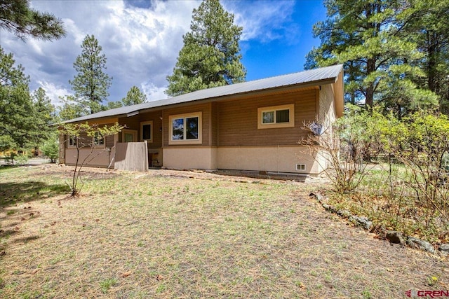 39 Garnet Ct, Pagosa Springs, CO 81147 - view of front of house featuring metal roof, crawl space, and a front lawn