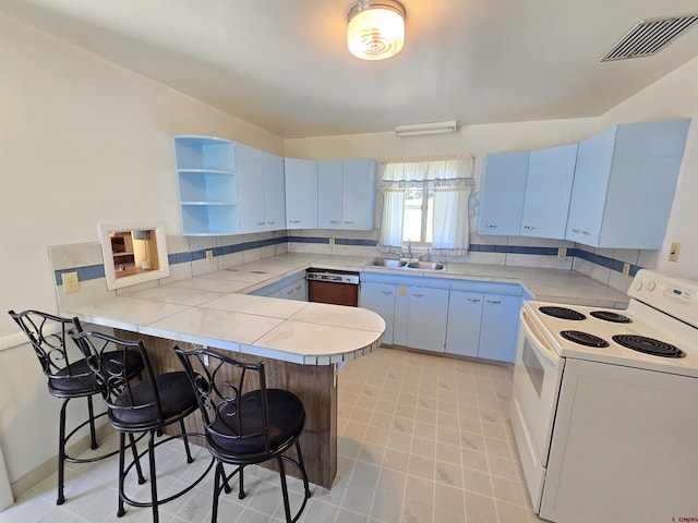 kitchen with electric stove, a peninsula, a sink, a breakfast bar area, and blue cabinets