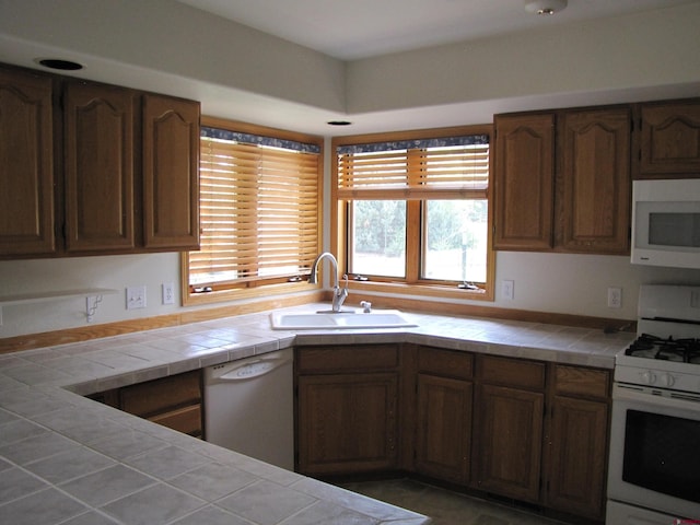 1770 Stellar Pl, Montrose, CO 81401 - kitchen featuring white appliances, a sink, and tile counters