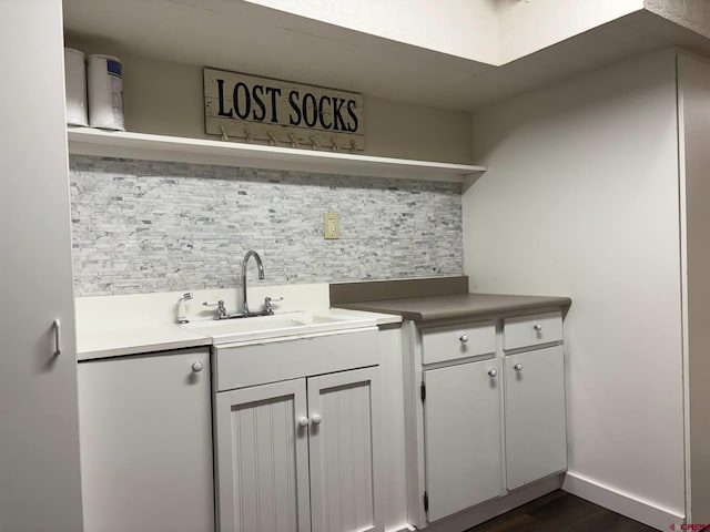 541 Perry Dr, Pagosa Springs, CO 81147 - bar area with backsplash, dark wood-type flooring, a sink, baseboards, and a skylight