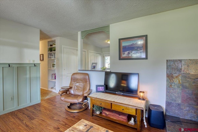 43 W Radiant Ct, Pagosa Springs, CO 81147 - living area featuring wood finished floors and a textured ceiling