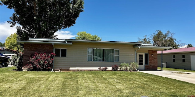 1013 S 11th St, Montrose, CO 81401 - view of front of property with a front lawn