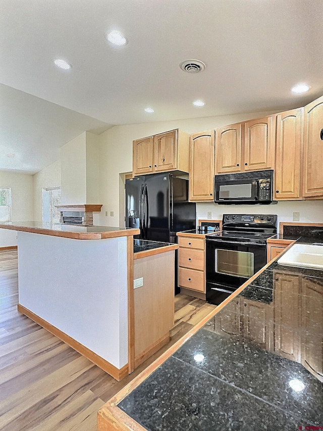 404 SE Birdie Cir, Cedaredge, CO 81413 - kitchen featuring black appliances, light brown cabinetry, light wood-style flooring, recessed lighting, and dark countertops