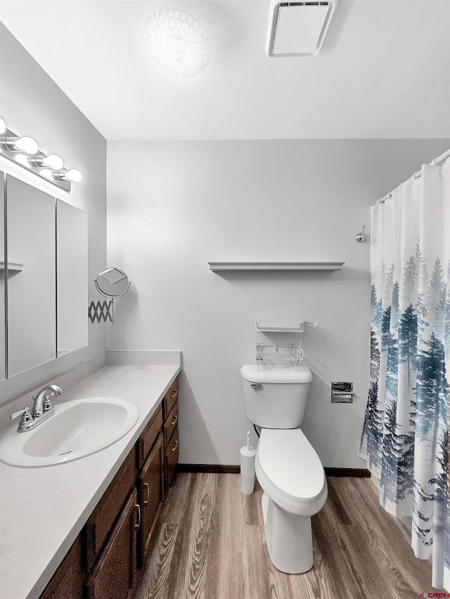 613 N Colorado St, Cortez, CO 81321 - full bath featuring wood finished floors, vanity, and curtained shower