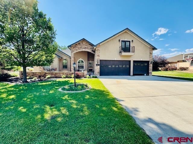 1490 SE Fairway Dr, Cedaredge, CO 81413 - view of front of house featuring stucco siding, an attached garage, driveway, and a front yard
