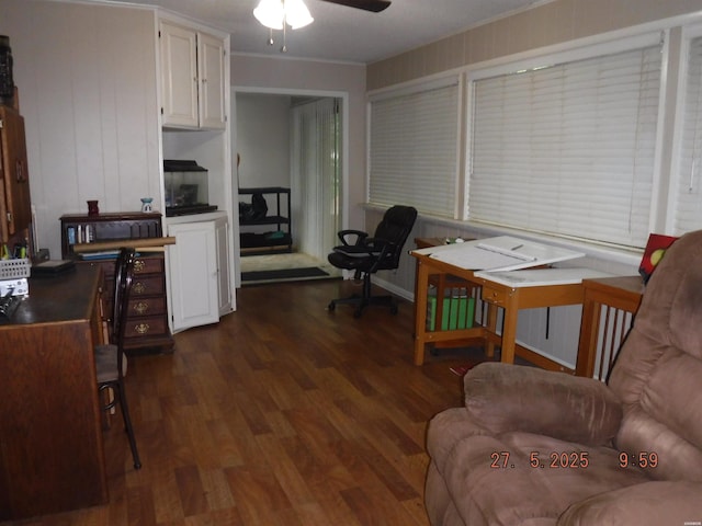 47 Segovia Dr, Hot Springs, AR 71909 - living room with dark wood finished floors and a ceiling fan