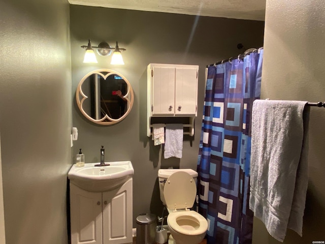 full bathroom with a shower with curtain, vanity, and toilet