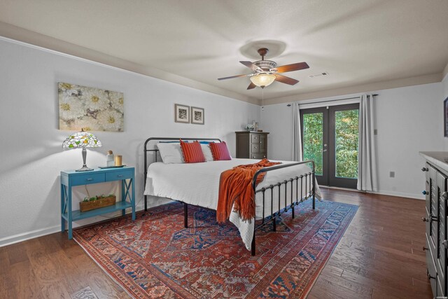 bedroom featuring dark wood-type flooring, visible vents, ceiling fan, and baseboards