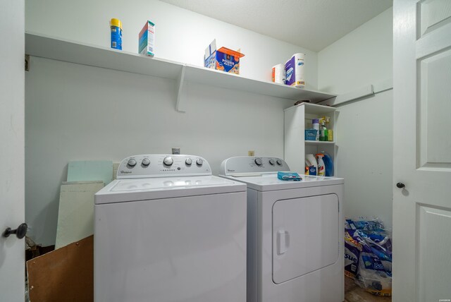 washroom with laundry area and washer and clothes dryer