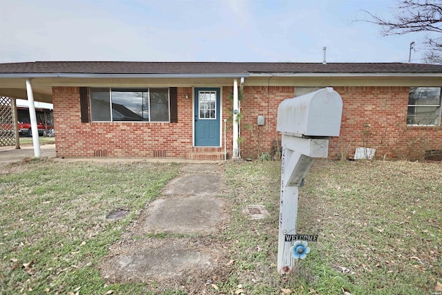 ranch-style house with brick siding, crawl space, a front yard, and a shingled roof